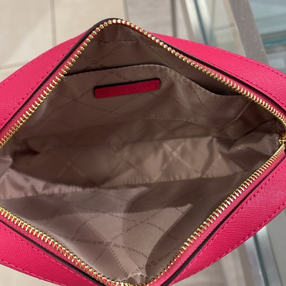 MICHAEL KORS
Jet Set Large Saffiano Leather Crossbody Bag
ELECTRIC PINK
NWT - Picture 11 of 16